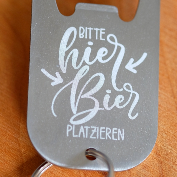 Schlüsselanhänger Flaschenöffner Bitte hier Bier platzieren